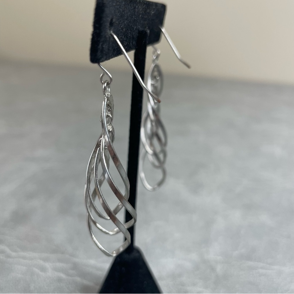 Chic Silver Swirl Earrings - Picture 4 of 6